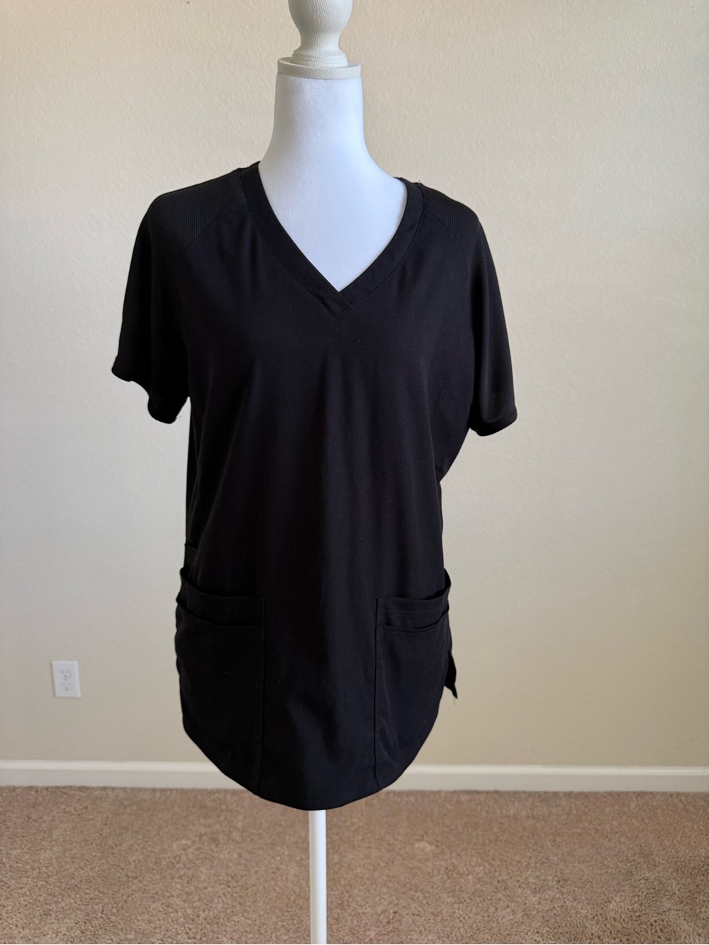 MedCouture Black V-Neck Women’s Scrub Top medium NWOT